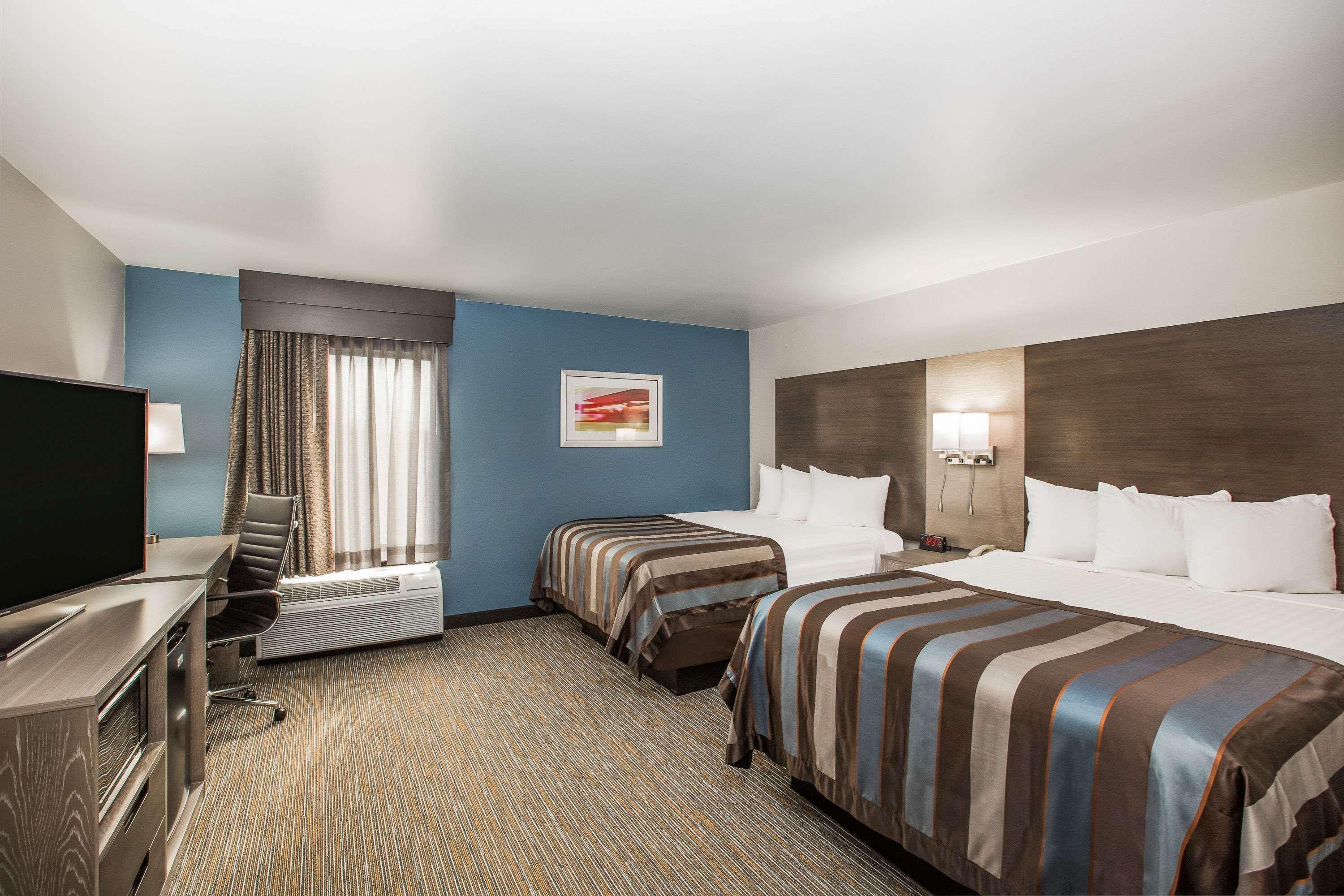 Wingate By Wyndham Airport Expo Center Hotel 3*